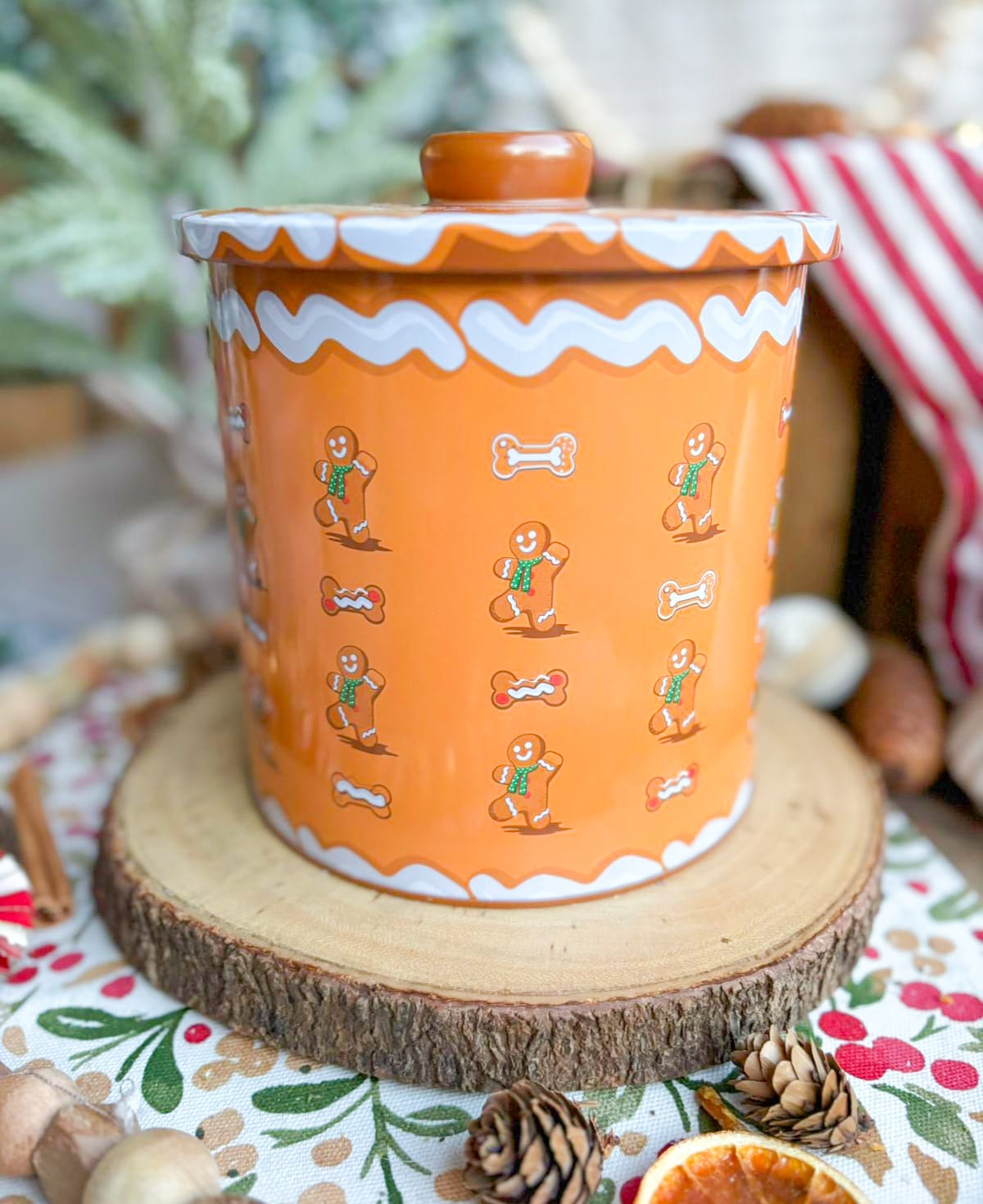 Deluxe Gingerbread Large Round Gift Tin | 3 Varieties