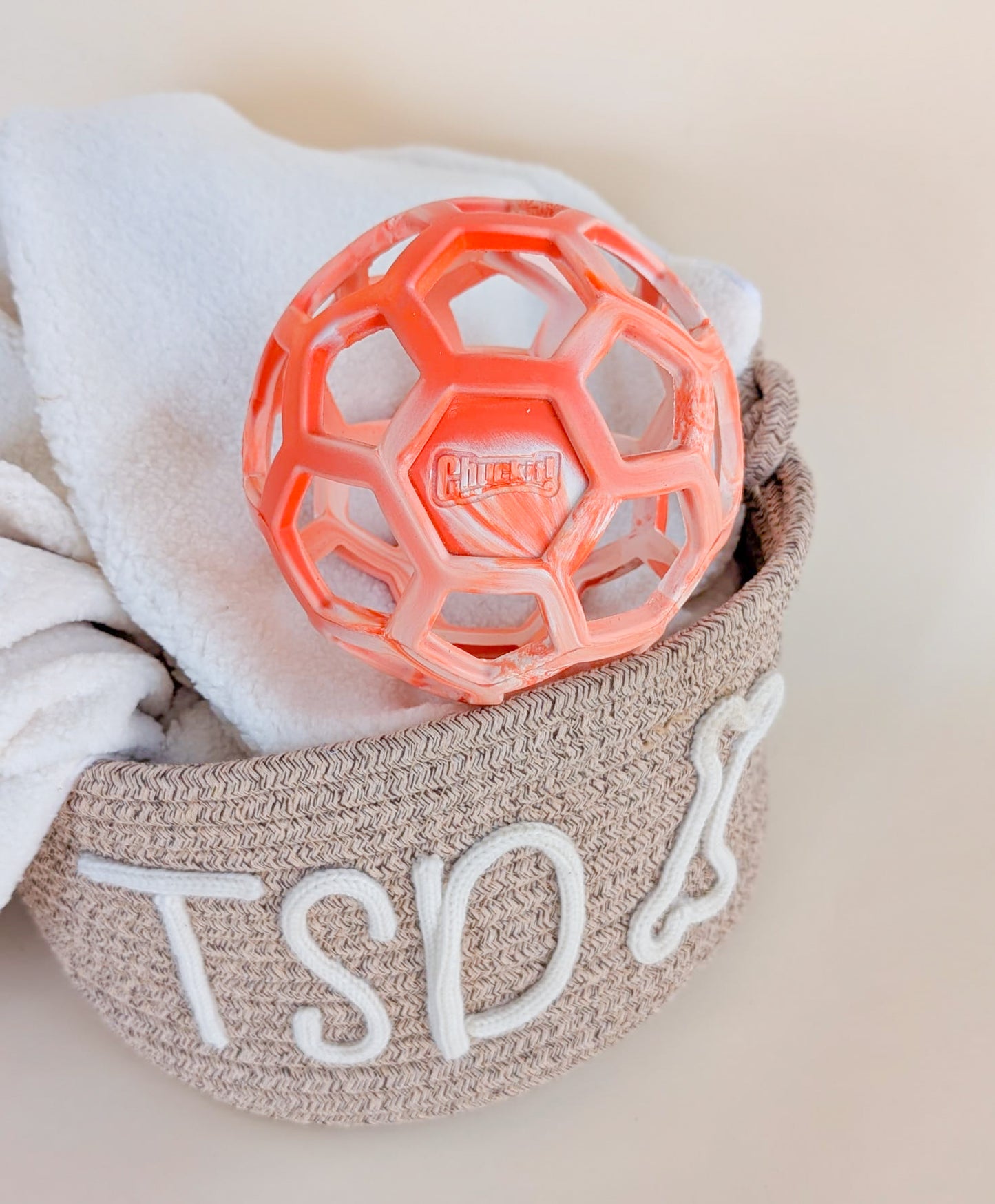 Chuckit!® | Holee Roller Cage Ball