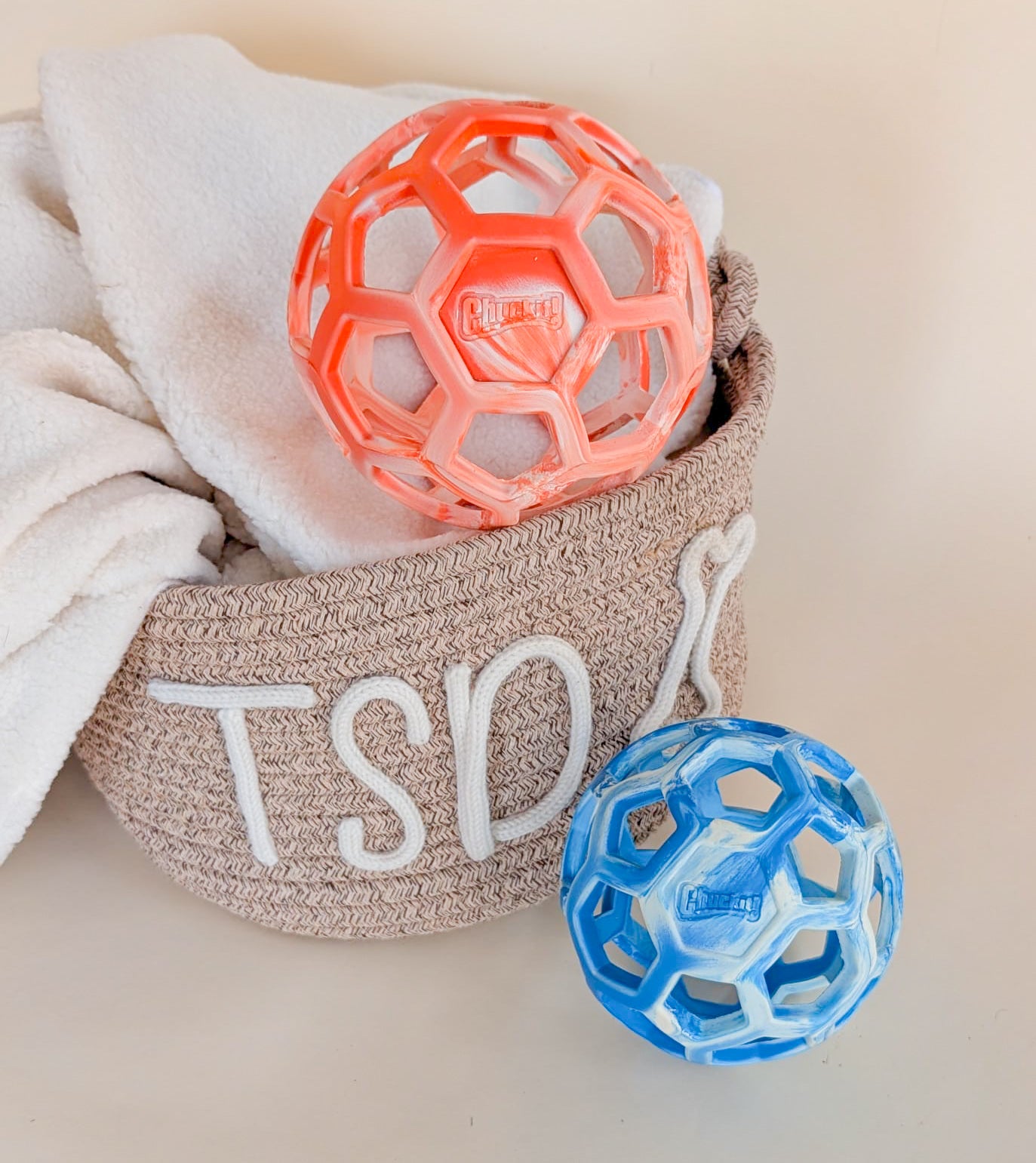 Chuckit!® | Holee Roller Cage Ball