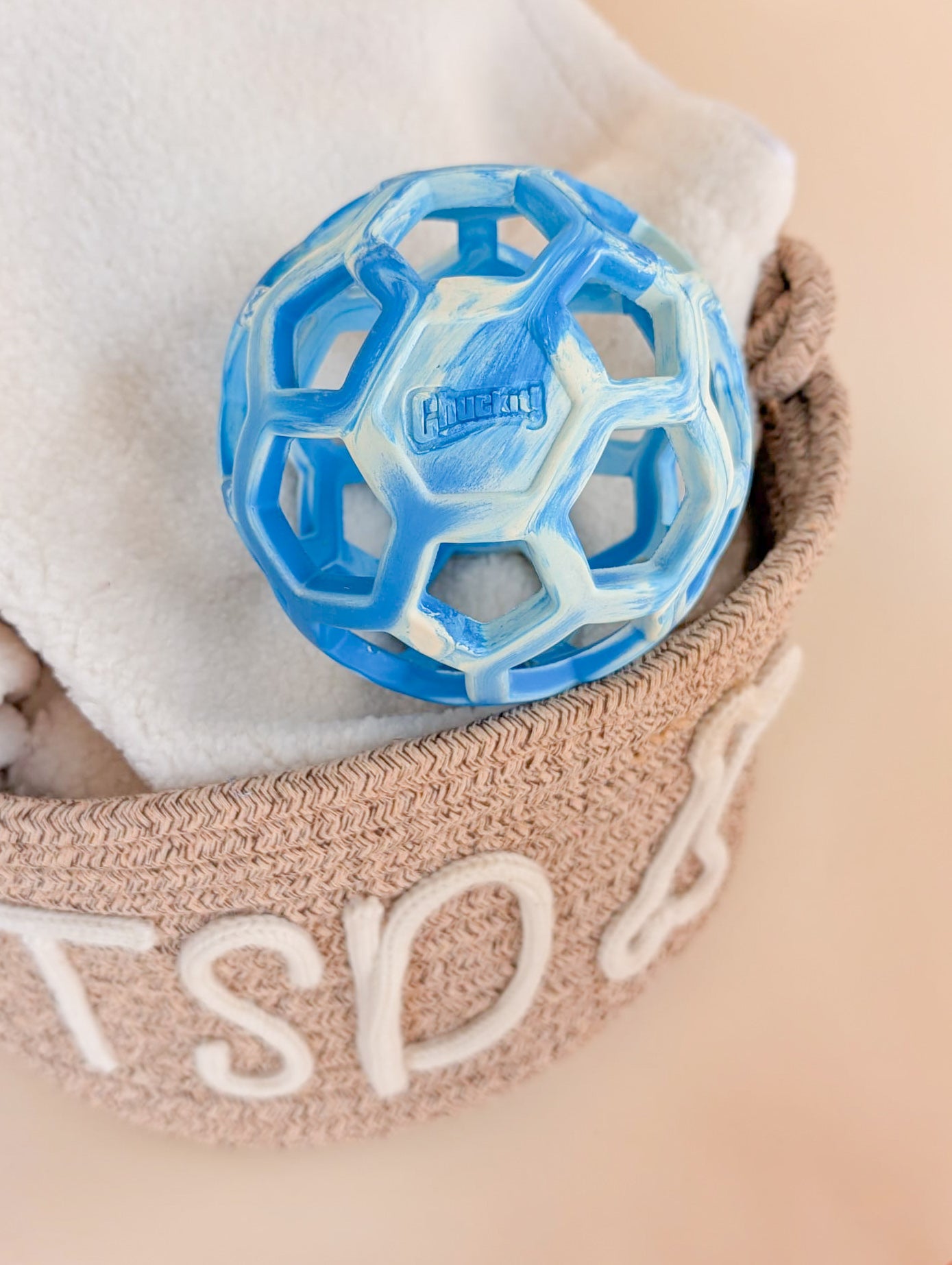 Chuckit!® | Holee Roller Cage Ball