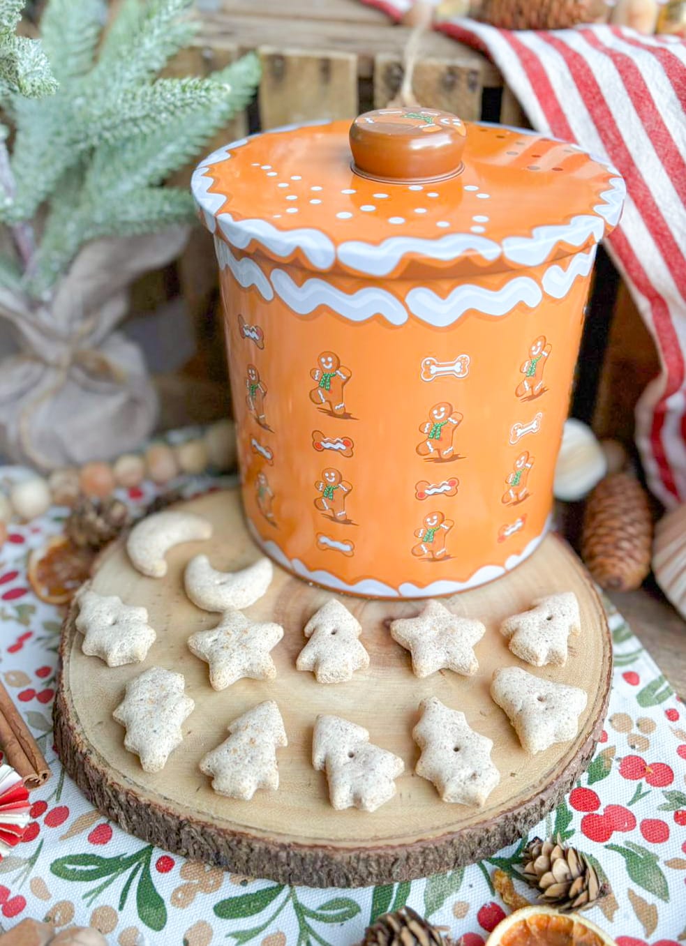 Deluxe Gingerbread Large Round Gift Tin | 3 Varieties