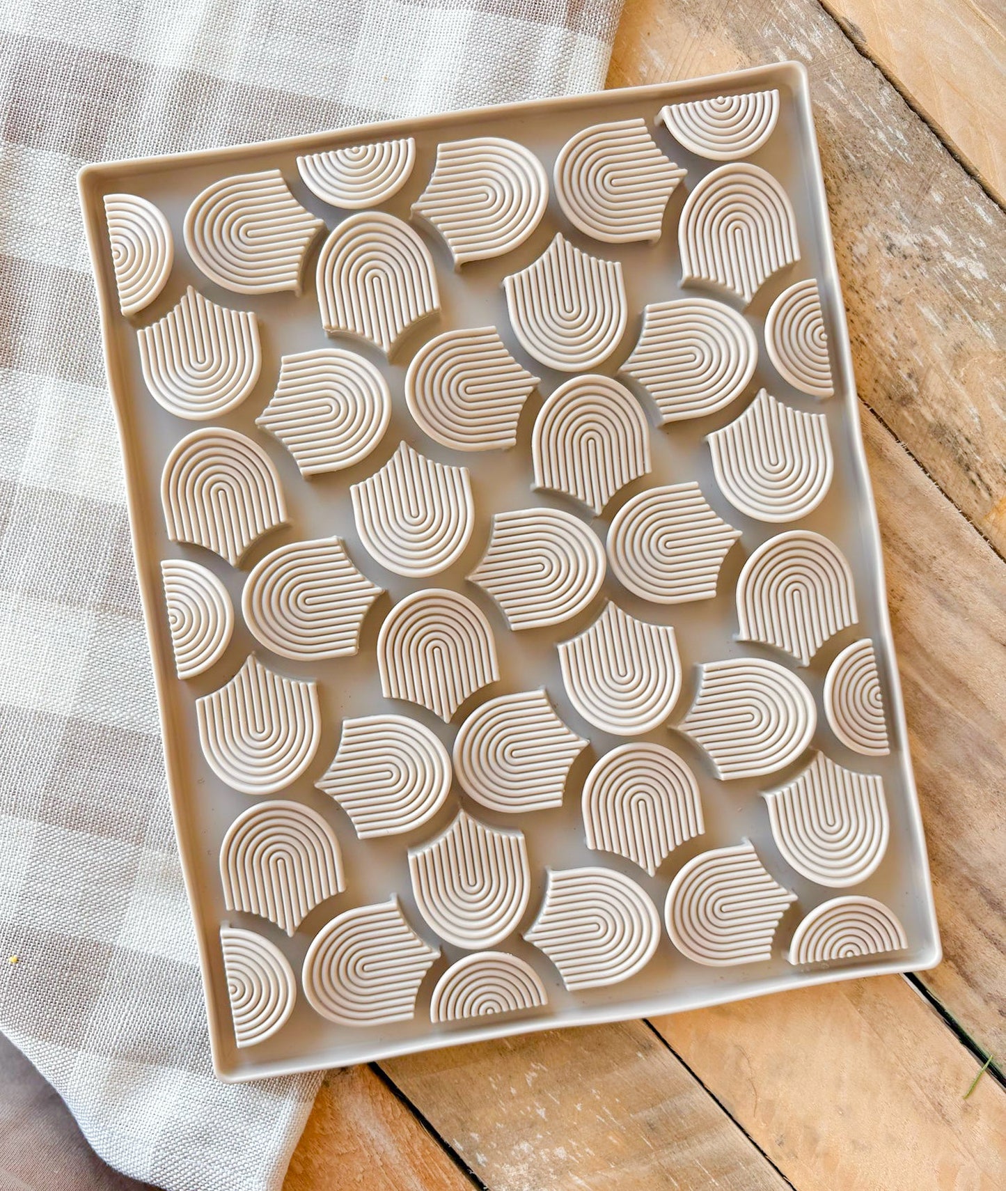 Arch Deco Hide & Treat Lick & Snuffle Enrichment Feeder