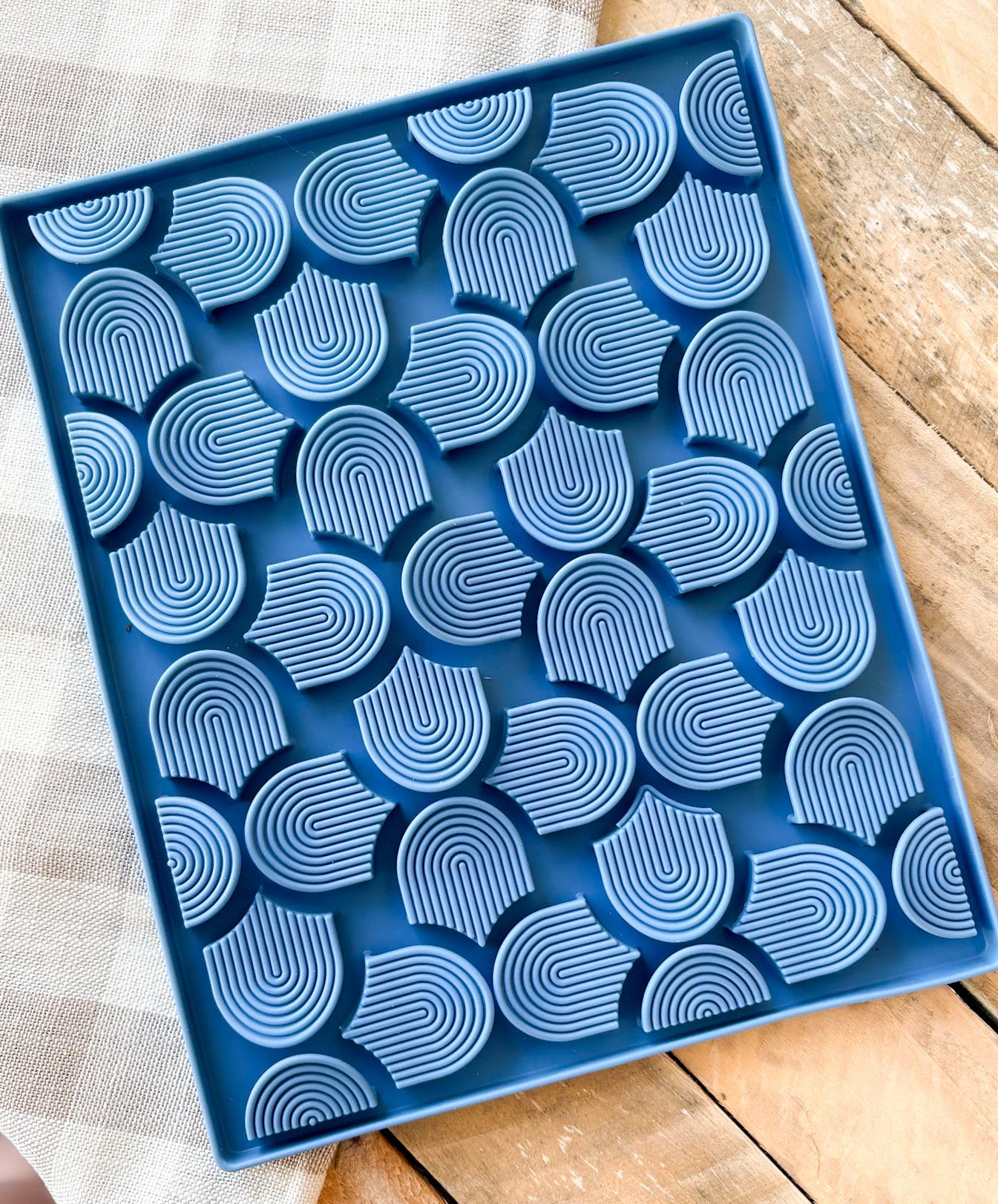 Arch Deco Hide & Treat Lick & Snuffle Enrichment Feeder