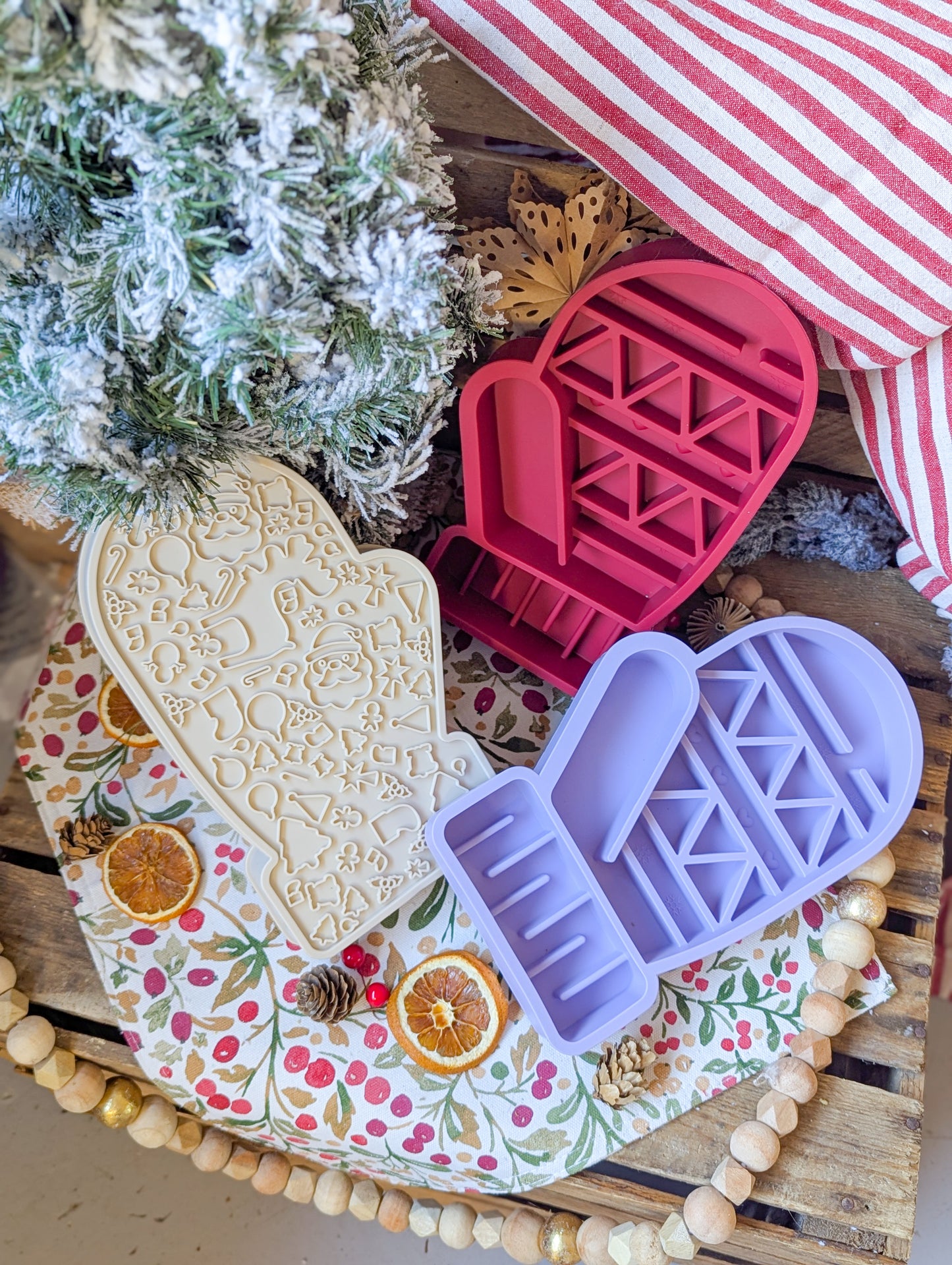 Merry Mitten | Enrichment Slow Feeder & Lick Mat