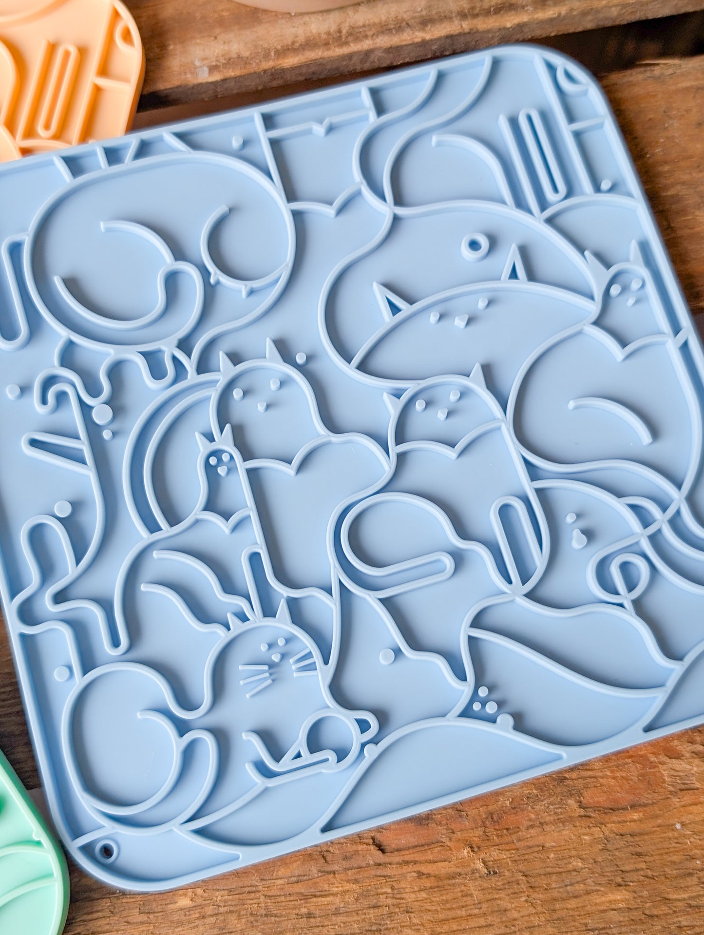 Small Cat Design Lickmat For Puppies & Cats